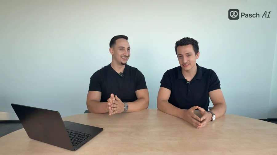 Lino Pasch (links) und Levy Pasch (rechts) an einem Besprechungstisch